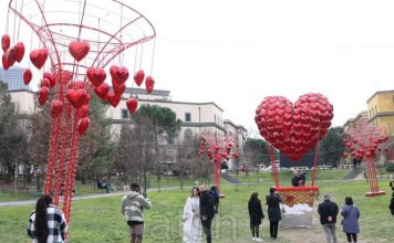 Fotogaleri/ Shën Valentini “vesh” me të kuqe kryeqytetin, ja dhuratat e personalizuara