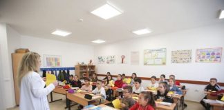 Transport dhe drekë falas për fëmijët në shkollat publike