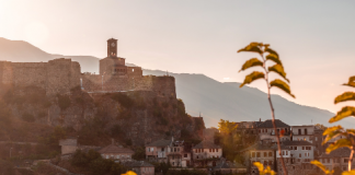 Artikull i dedikuar Gjirokastrës